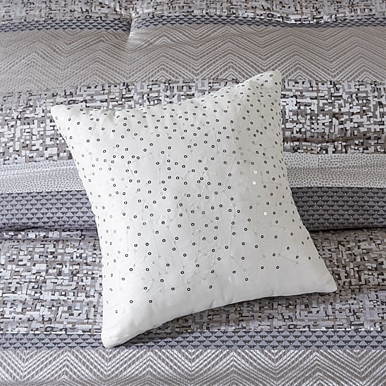 Madison Park Melody 6-Pc Reversible Jacquard Quilt Set With Throw Pillows
