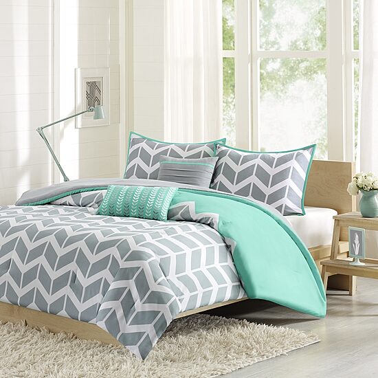 Intelligent Design Laila Comforter Set with decorative pillows