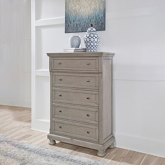 Signature Design by Ashley Lettner 5-Drawer Chest of Drawers in Light Gray