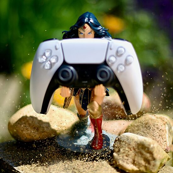 Exquisite Gaming Cable Guys Dc Comics Wonder Woman - Charging Phone & Controller Holder Wonder Woman Gaming Accessory
