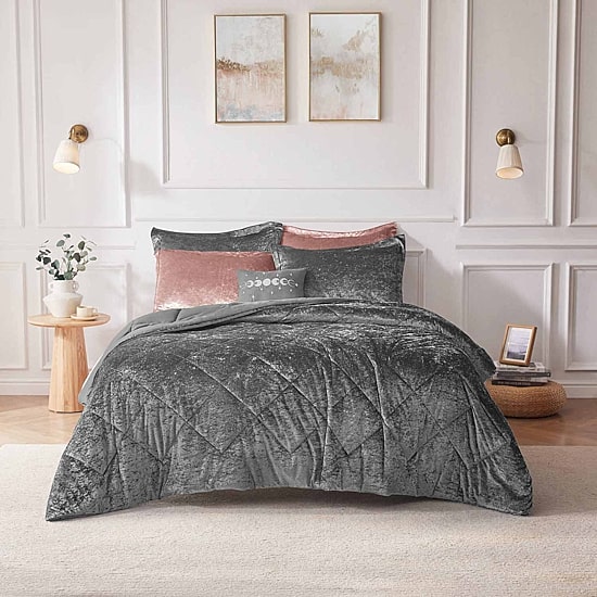 Intelligent Design Isabel Velvet Duvet Cover Set with decorative pillow