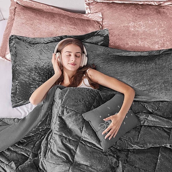 Intelligent Design Isabel Velvet Duvet Cover Set with decorative pillow
