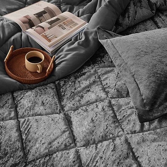Intelligent Design Isabel Velvet Duvet Cover Set with decorative pillow