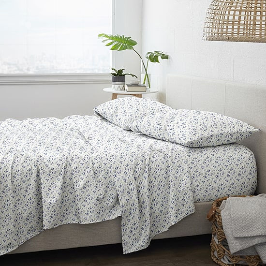 Casual Comfort™ Premium Ultra Soft Blossoms Sheet Set