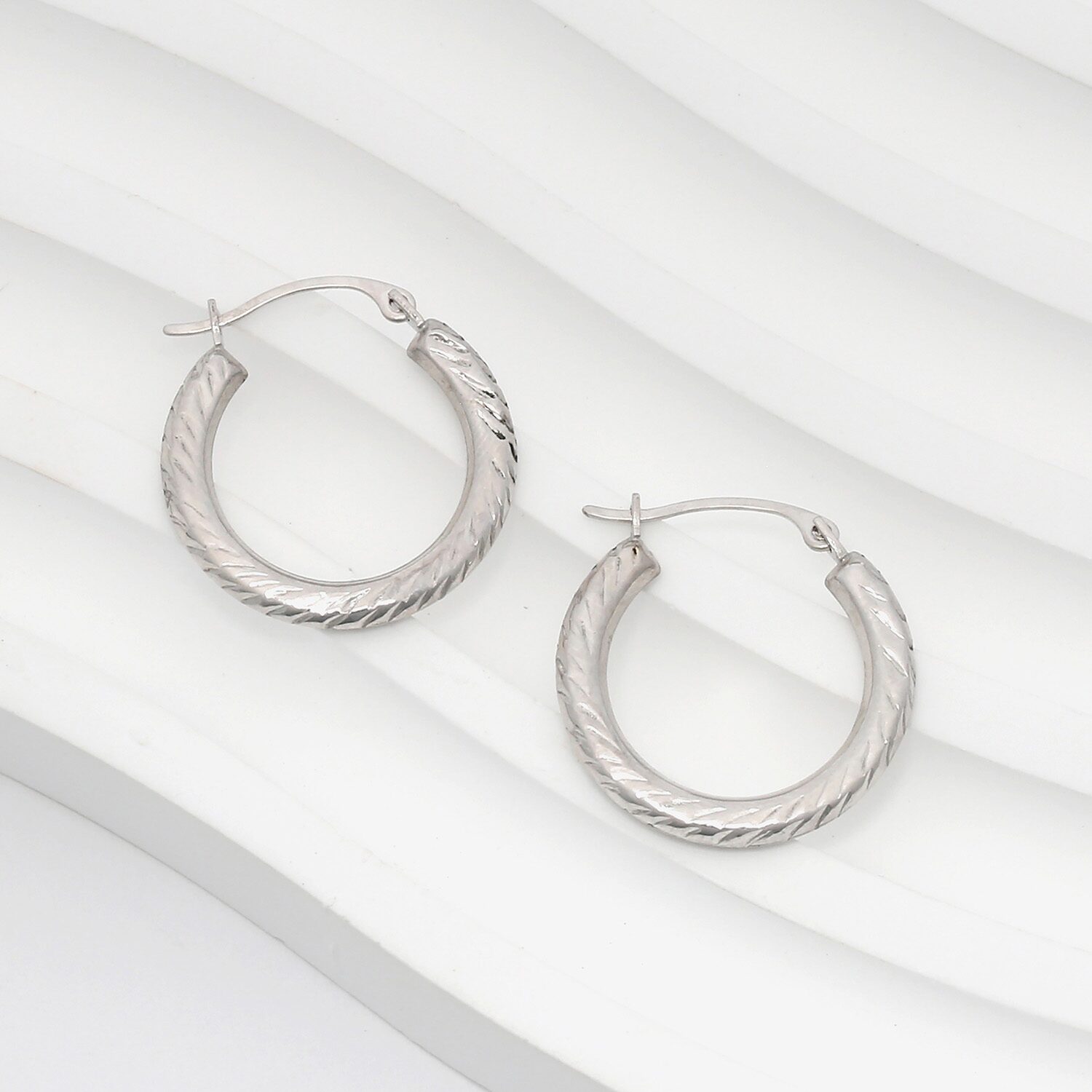 Womens 10K Gold 18mm Round Hoop Earrings