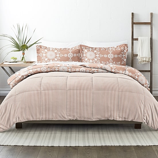 Casual Comfort Daisy Medallion Reversible Down-Alternative Comforter