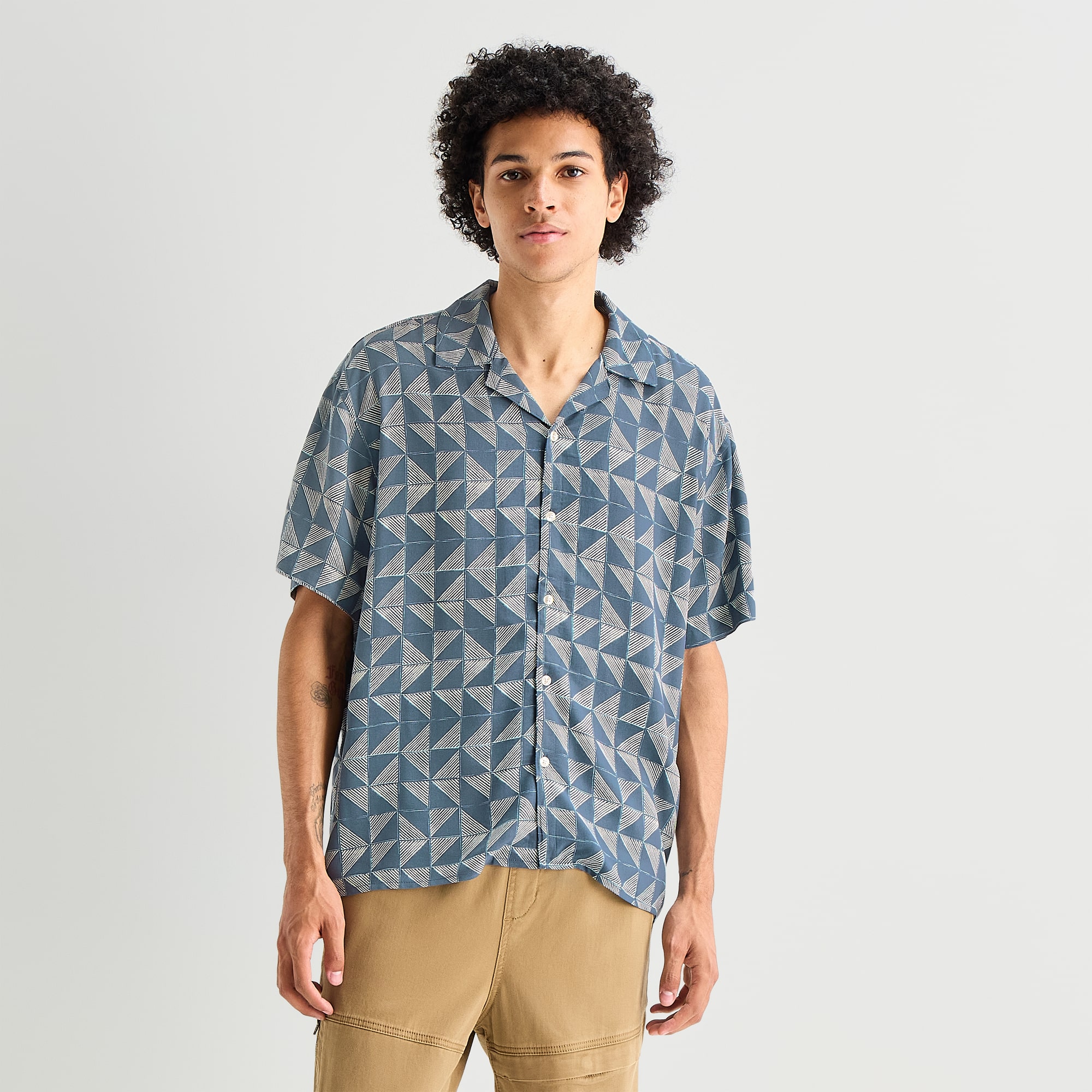 Arizona Mens Short Sleeve Relaxed Fit Button-Down Shirt