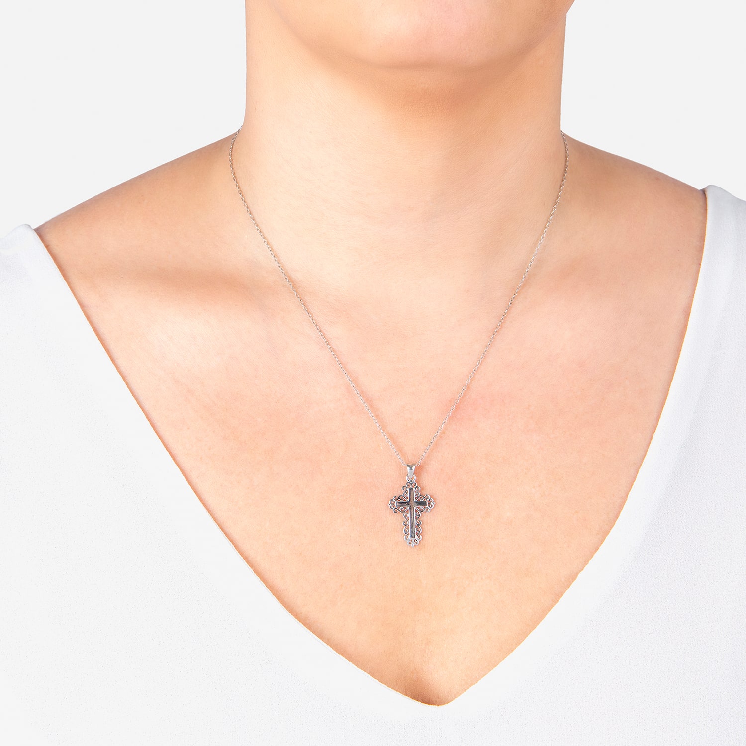 Silver Treasures Womens Cross 18 Inch Pendant Necklace