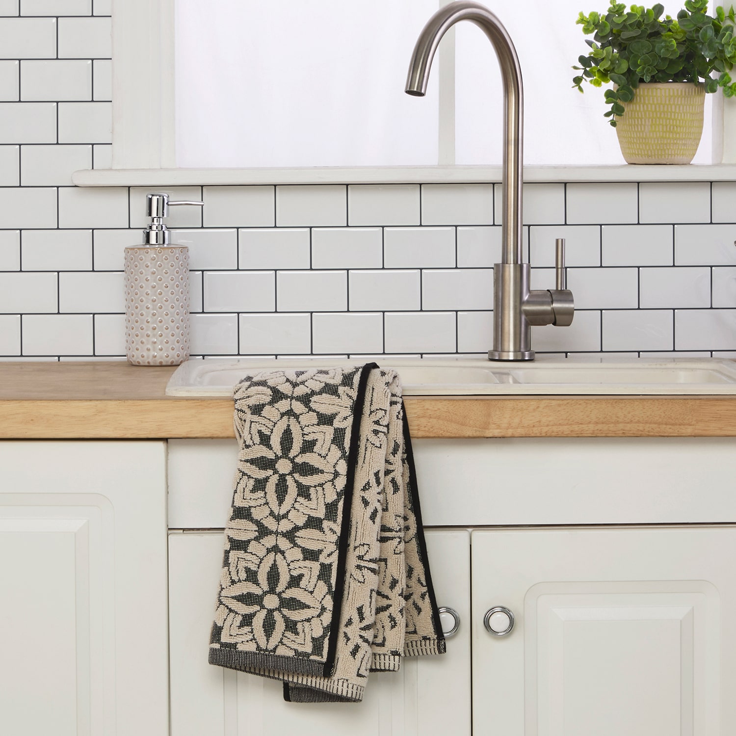 Saturday Knight Lisbon 2-pc. Embellished Hand Towel