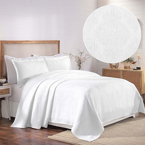 SUPERIOR® Victory Medallion Matelasse Traditional Floral Bedspread