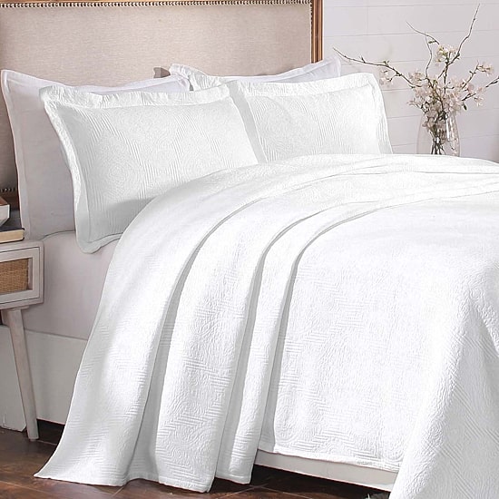 SUPERIOR® Victory Medallion Matelasse Traditional Floral Bedspread