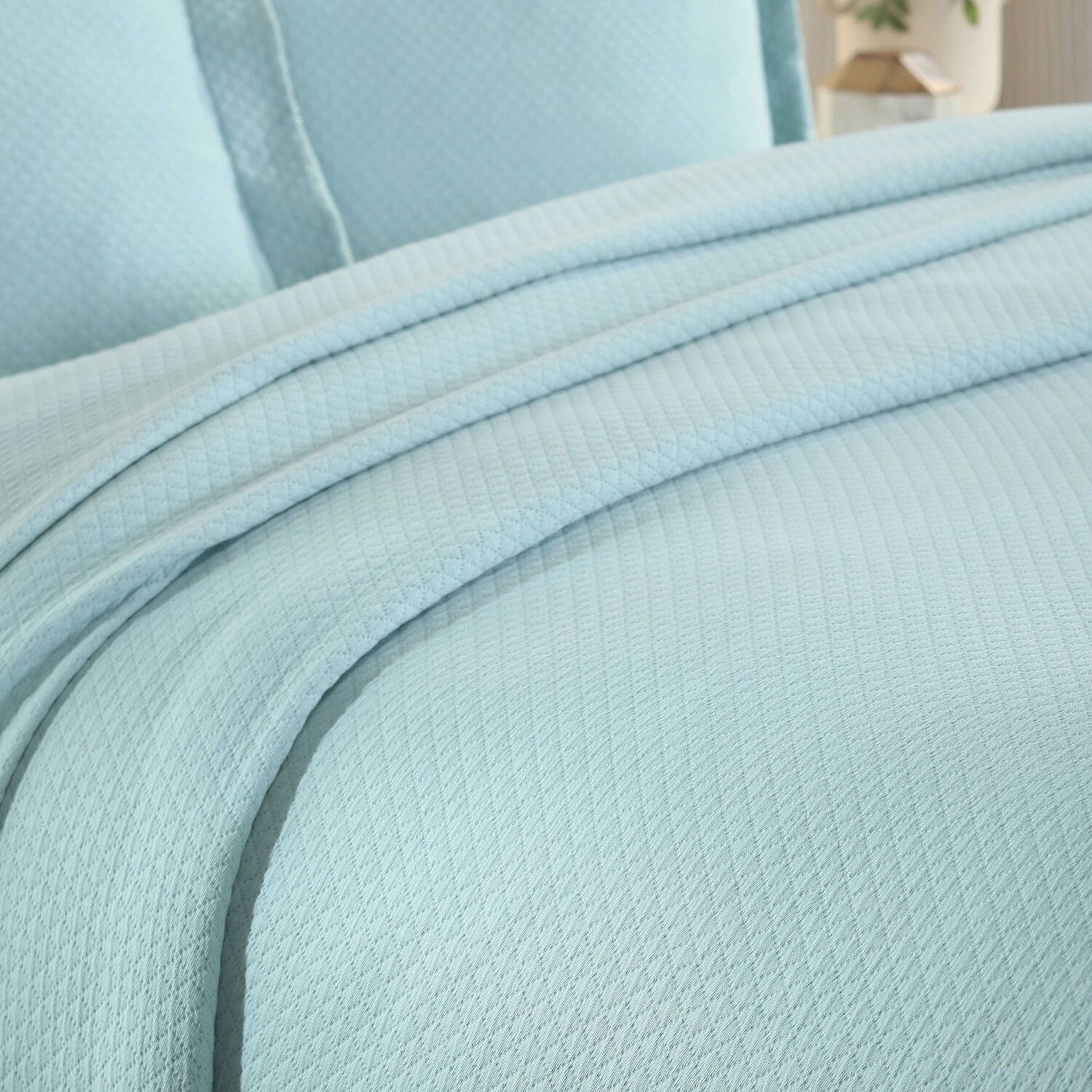 SUPERIOR® Solitaire Diamond Matelasse Geometric Jacquard Bedspread