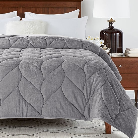 Waverly Waverly Cozy Midweight Hypoallergenic Comforter