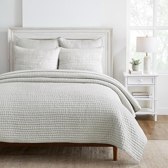SUPERIOR® Bella Silk Handmade Luxury Quilt