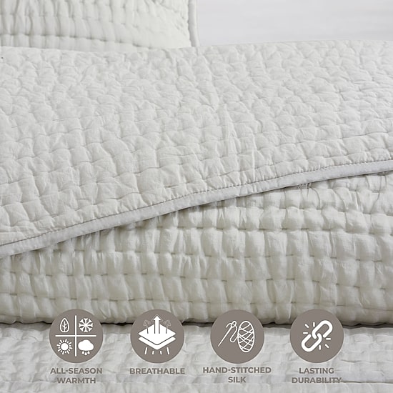 SUPERIOR® Bella Silk Handmade Luxury Quilt