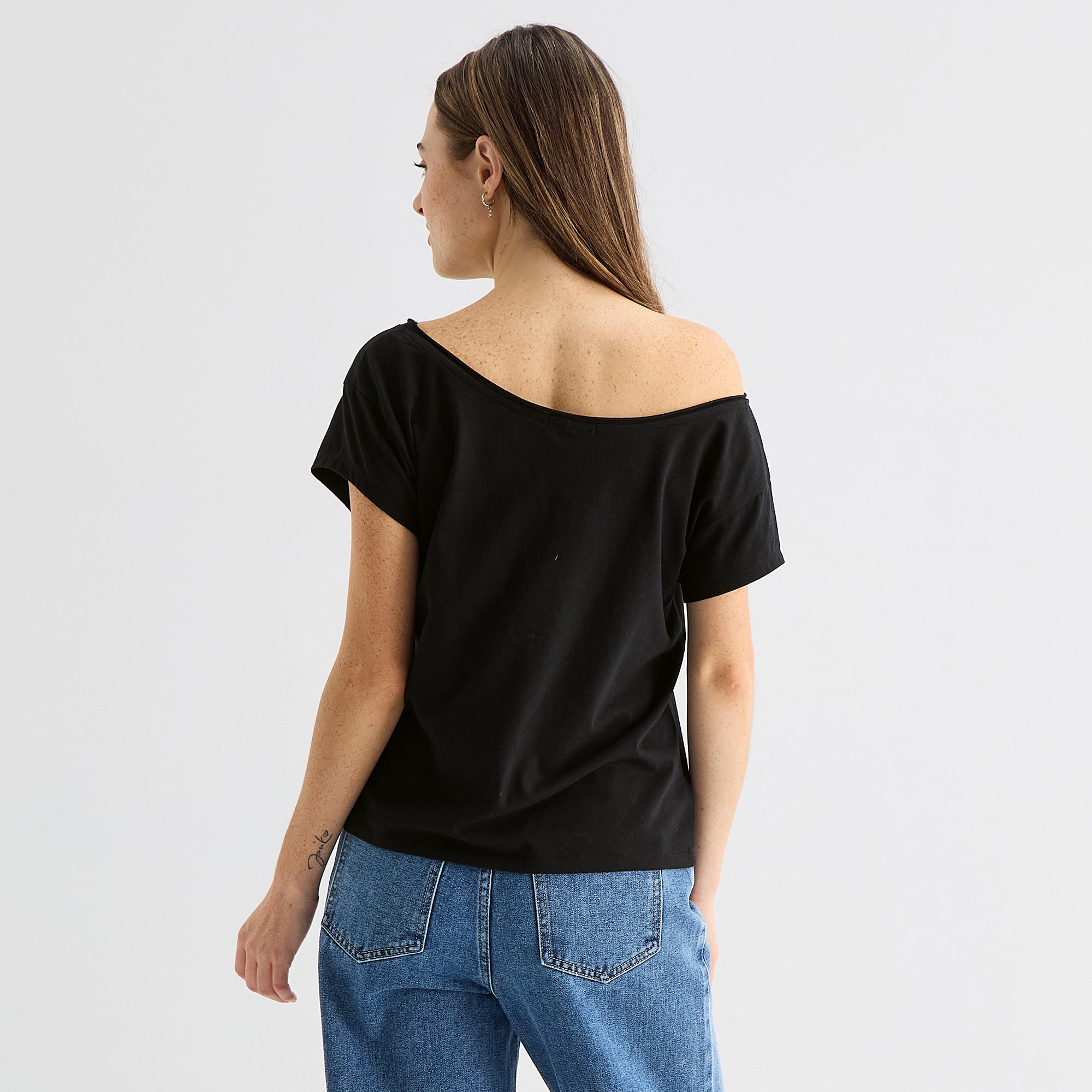 Forever 21 Womens Juniors Asymmetrical Neck Short Sleeve Regular Fit Graphic T-Shirt