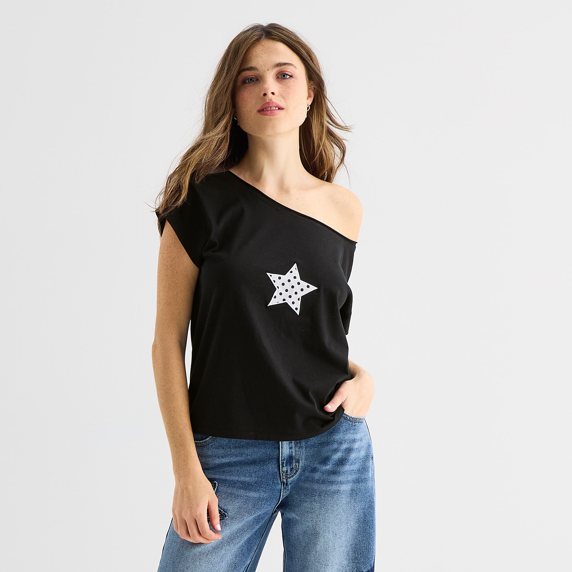 Forever 21 Womens Juniors Asymmetrical Neck Short Sleeve Regular Fit Graphic T-Shirt