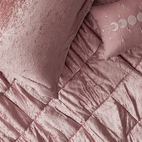 Intelligent Design Isabel Velvet Duvet Cover Set with decorative pillow
