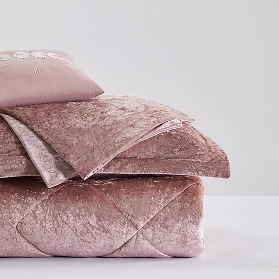 Intelligent Design Isabel Velvet Duvet Cover Set with decorative pillow