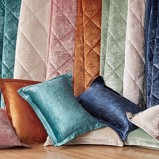 Intelligent Design Isabel Velvet Comforter Set with decorative pillow