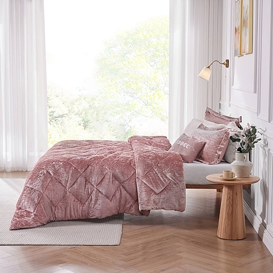 Intelligent Design Isabel Velvet Comforter Set with decorative pillow