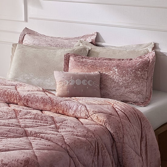 Intelligent Design Isabel Velvet Comforter Set with decorative pillow