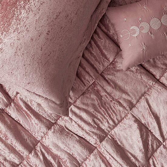 Intelligent Design Isabel Velvet Comforter Set with decorative pillow