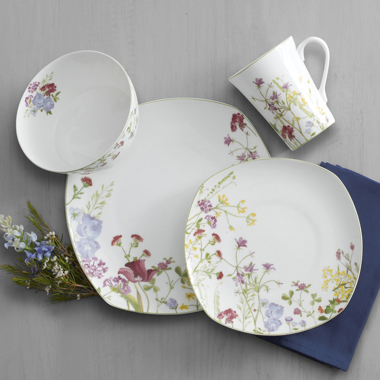 Mikasa Wild Flower 16-pc. Bone China Dinnerware Set