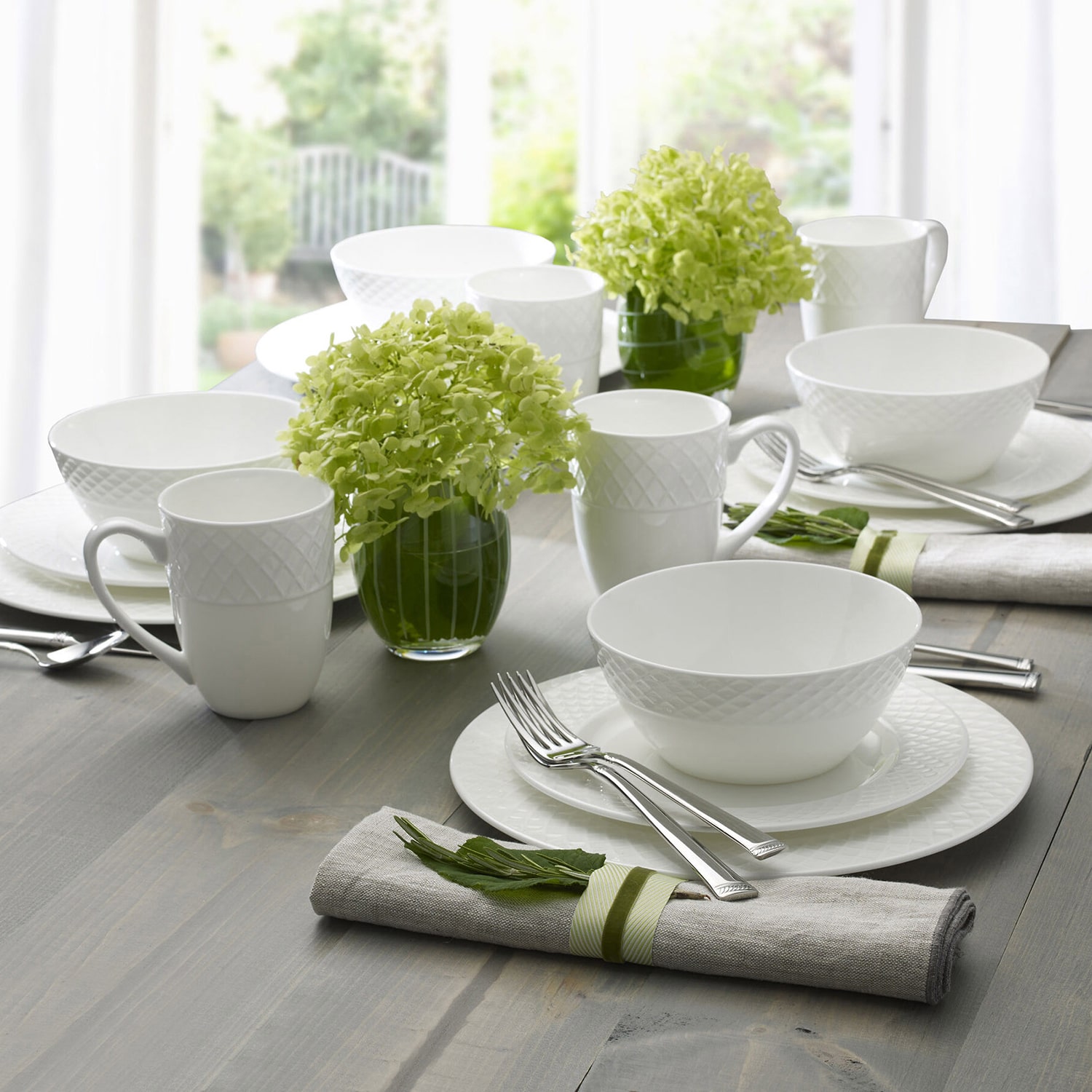 Mikasa Trellis 16-pc. Bone China Dinnerware Set