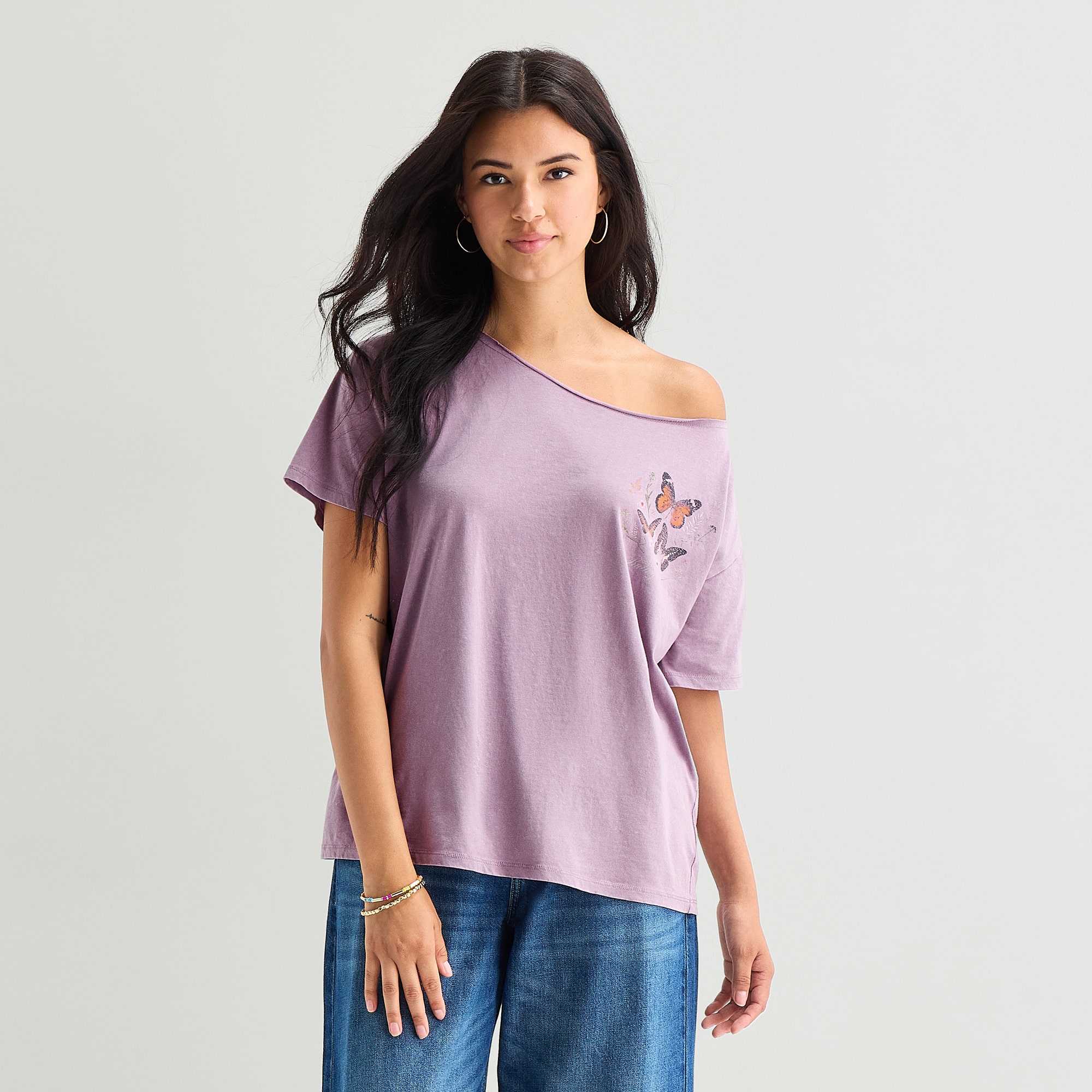 Arizona Womens Juniors Round Neck Short Sleeve Regular Fit Graphic T-Shirt