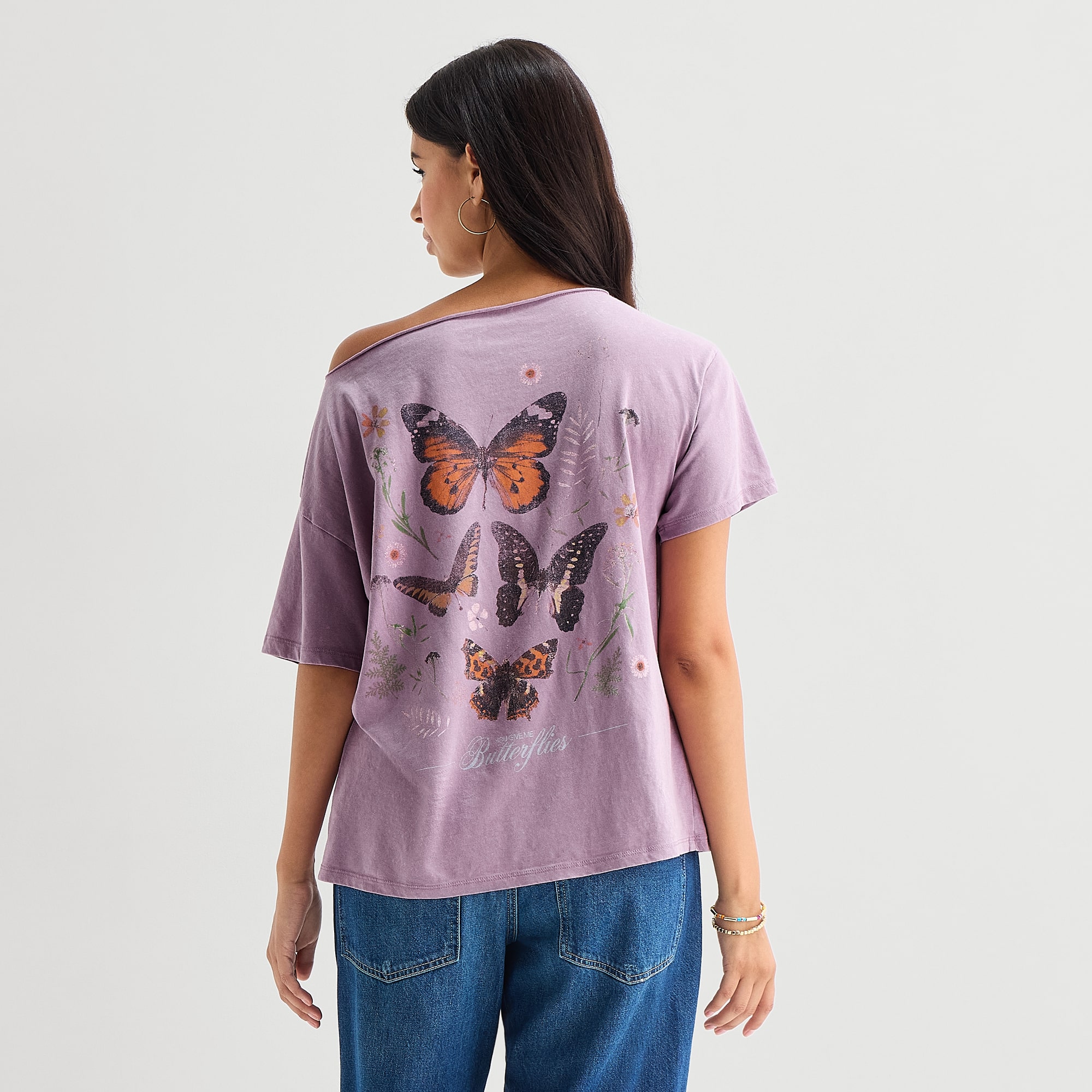 Arizona Womens Juniors Round Neck Short Sleeve Regular Fit Graphic T-Shirt