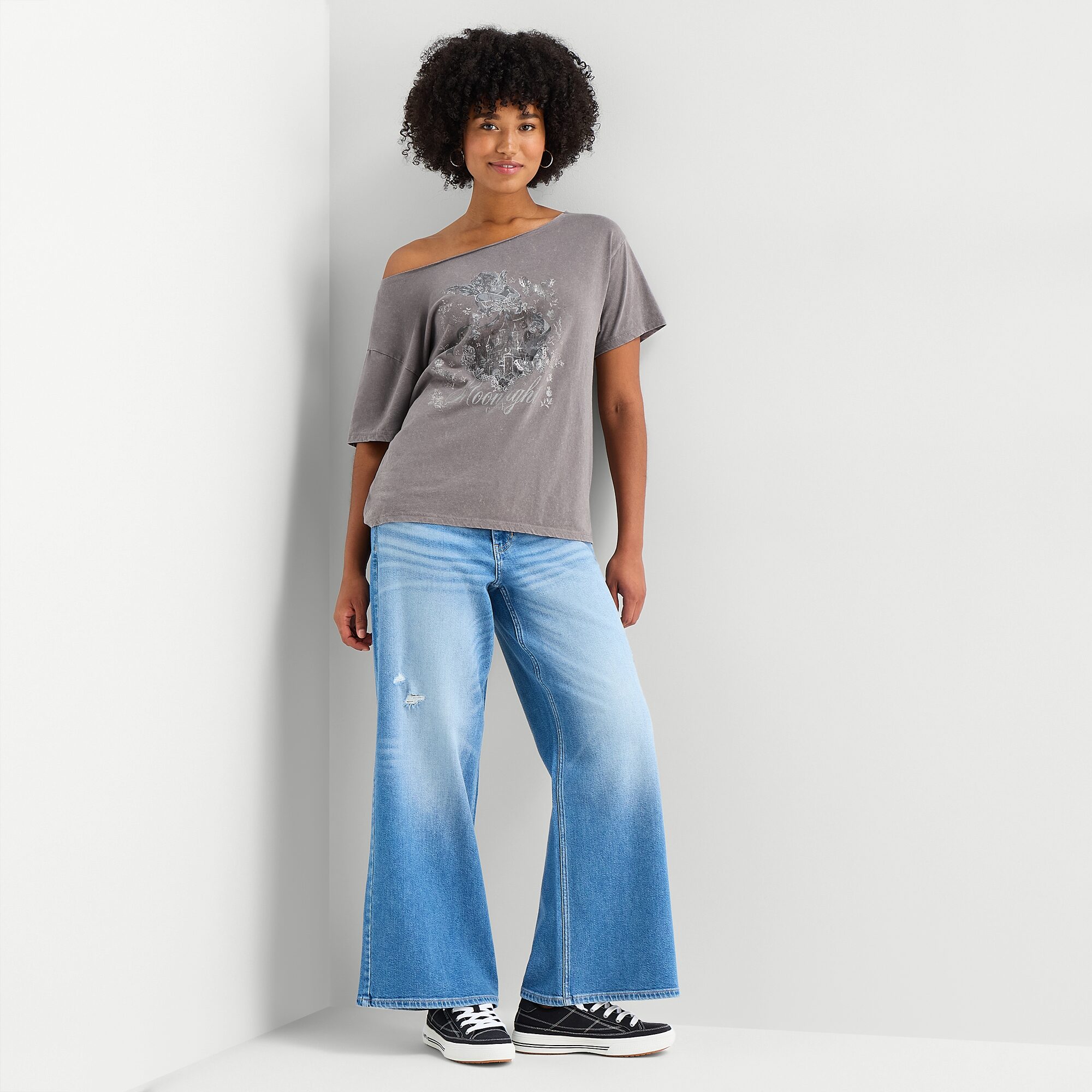 Arizona Womens Juniors Round Neck Short Sleeve Regular Fit Graphic T-Shirt