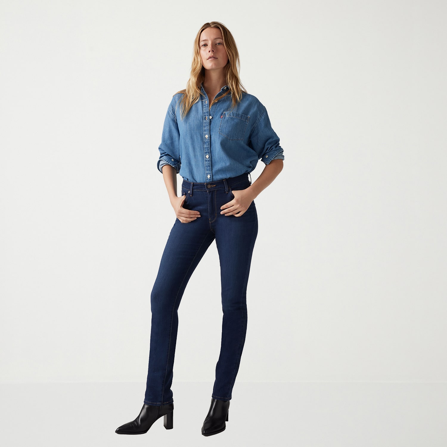 Levi's® Womens Mid Rise Classic Straight Jean
