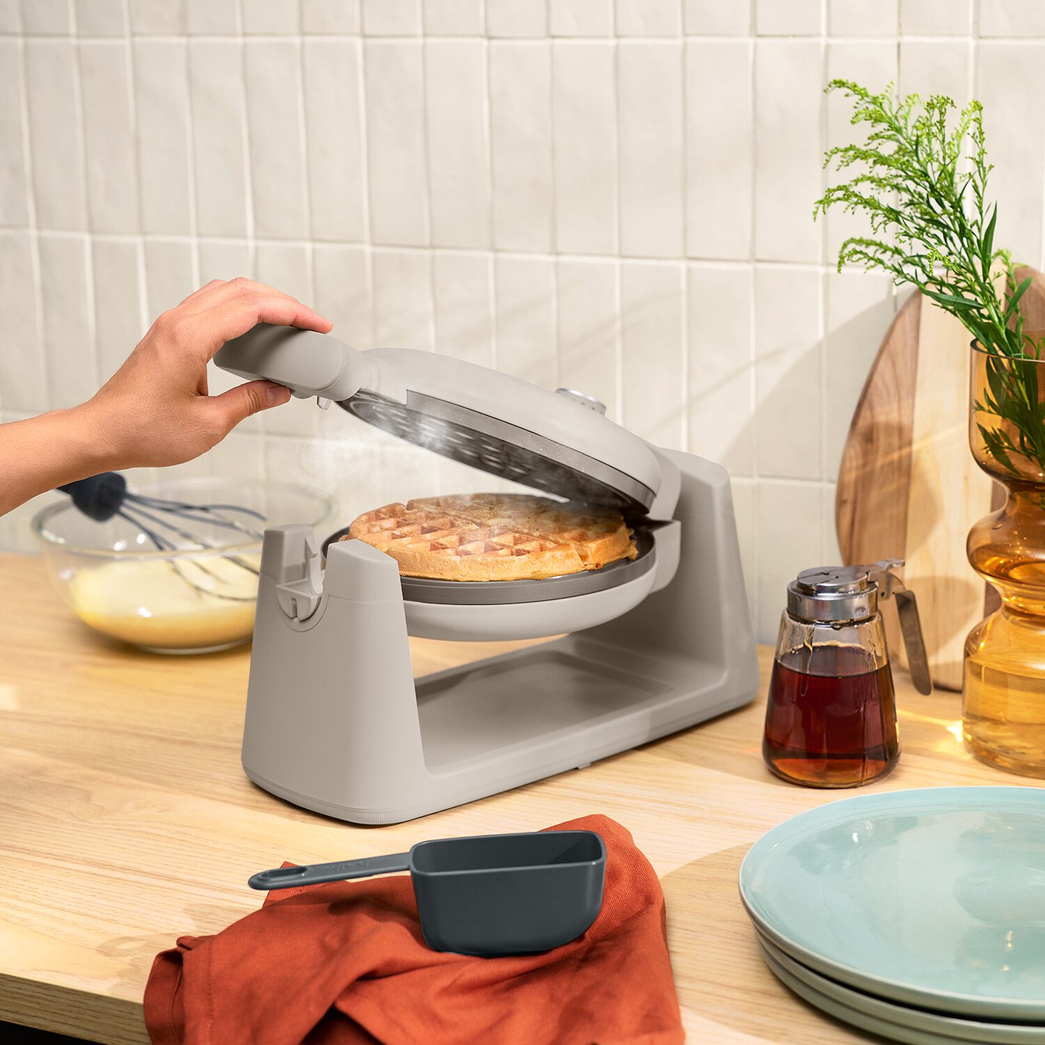 bella™ Golden Rotating Waffle Maker