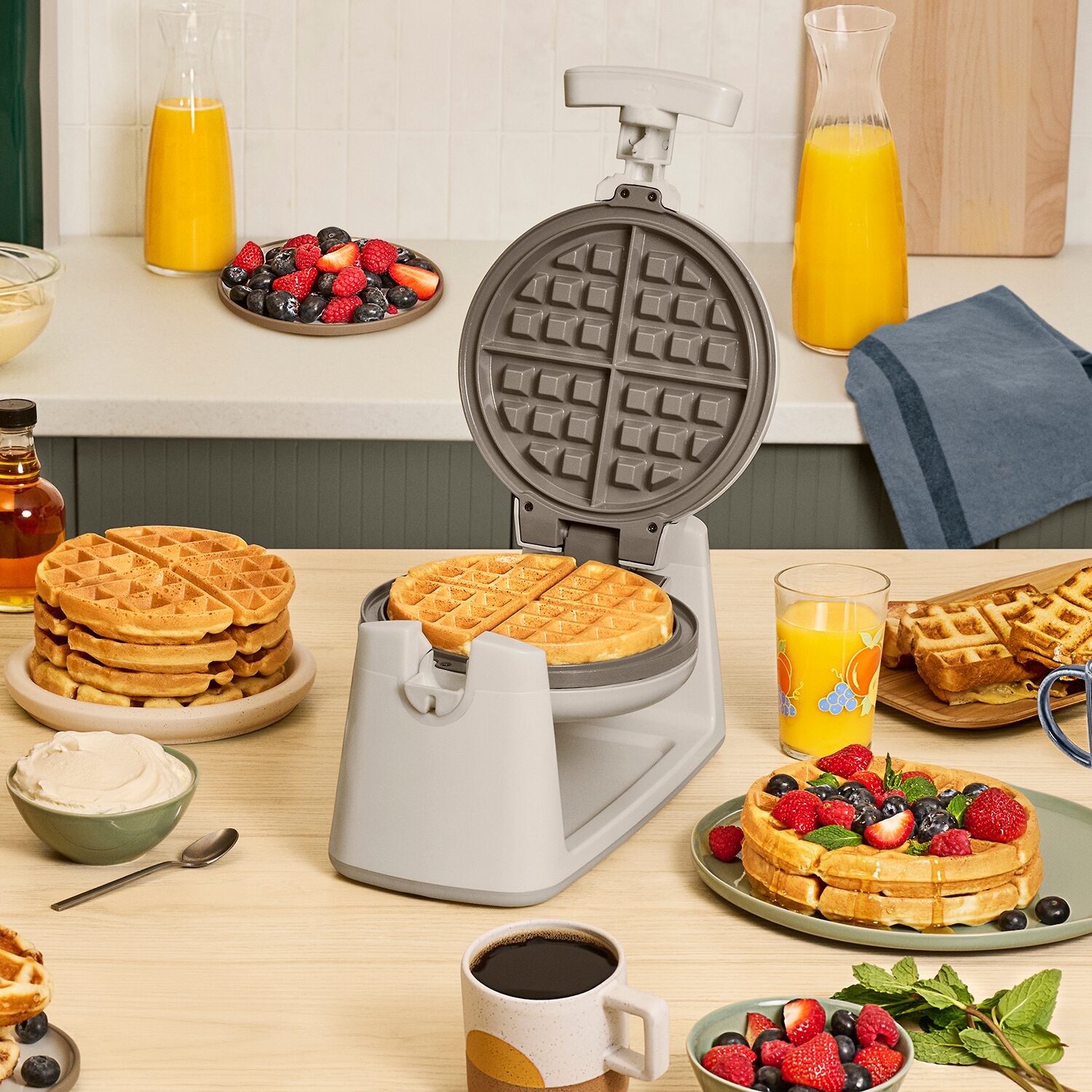 bella™ Golden Rotating Waffle Maker