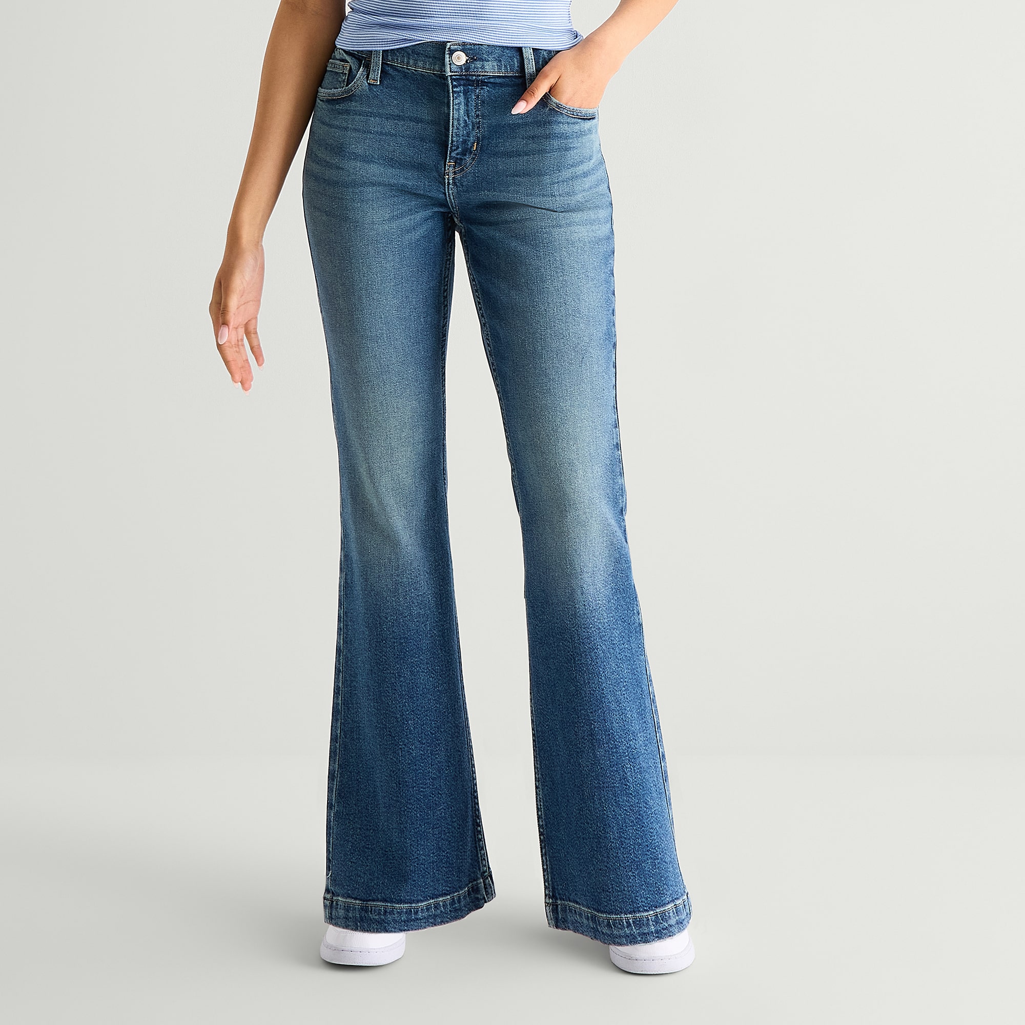 Arizona Curvy Womens Juniors Low Rise Bootcut Jean