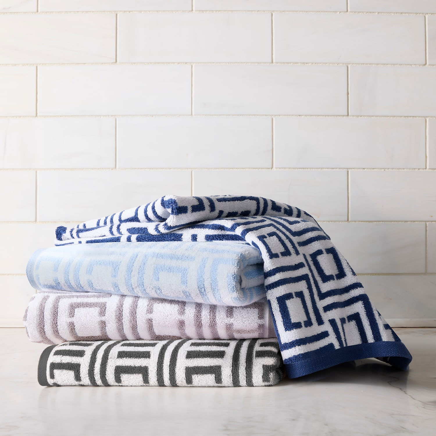 Liz Claiborne Signature Plush Logo Bath Towel