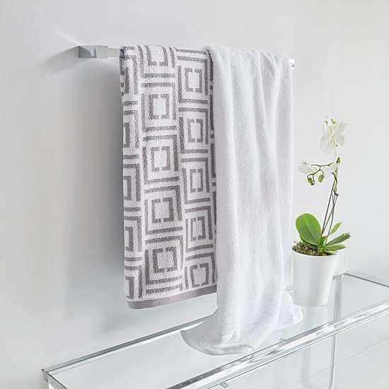Liz Claiborne Signature Plush Logo Bath Towel