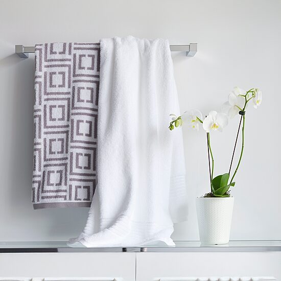 Liz Claiborne Signature Plush Logo Bath Towel