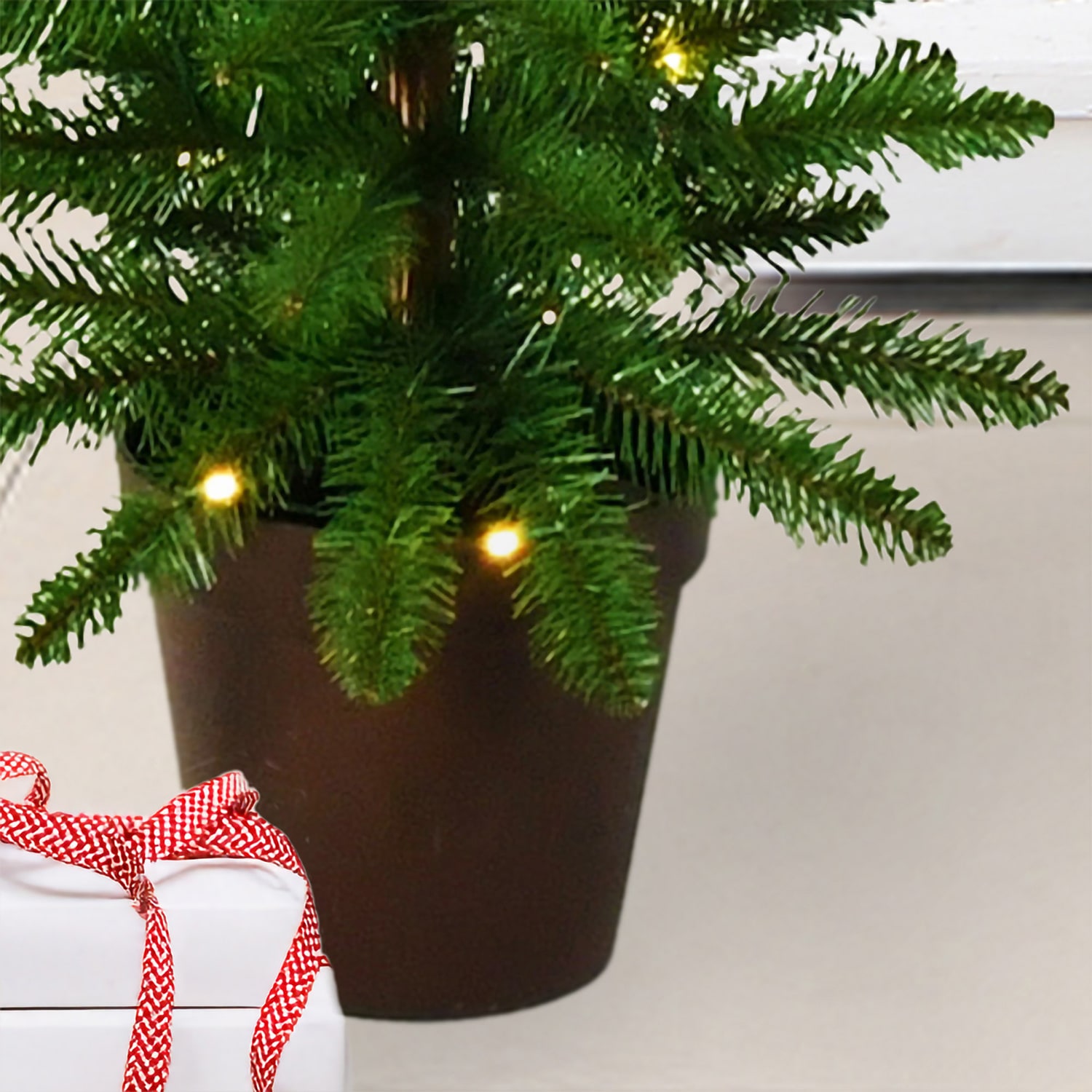 Traditional 5 Foot Potted Pine Christmas Tree