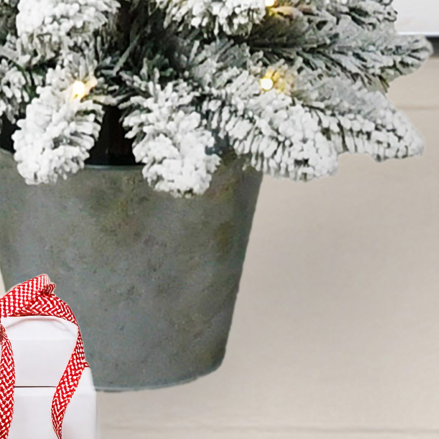Traditional 5 Foot Potted Pine Christmas Tree