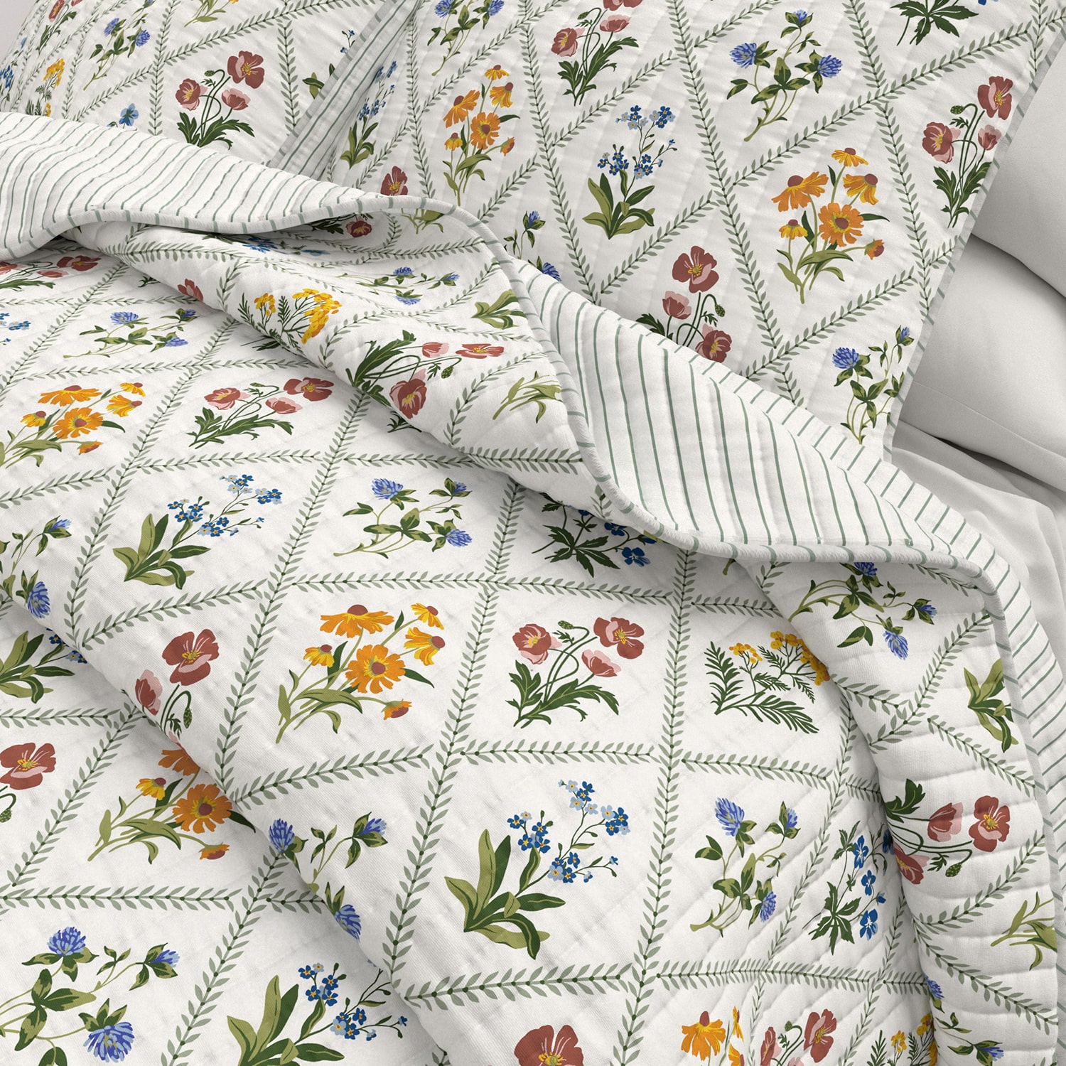 Linery Floral Lattice Reversible Quilt Set