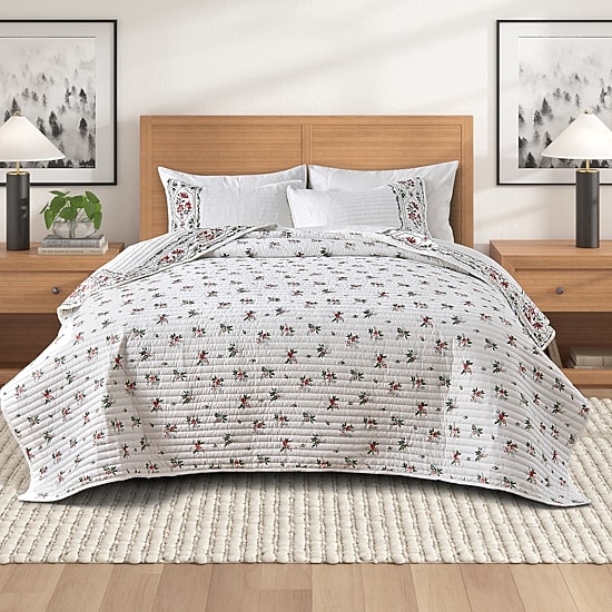 Linery Poinsettia Bordered Holiday Reversible Quilt Set