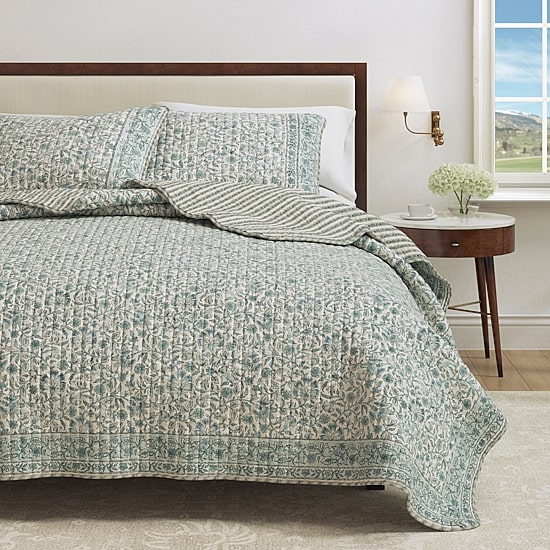 Linery Blue Border Floral Reversible Quilt Set