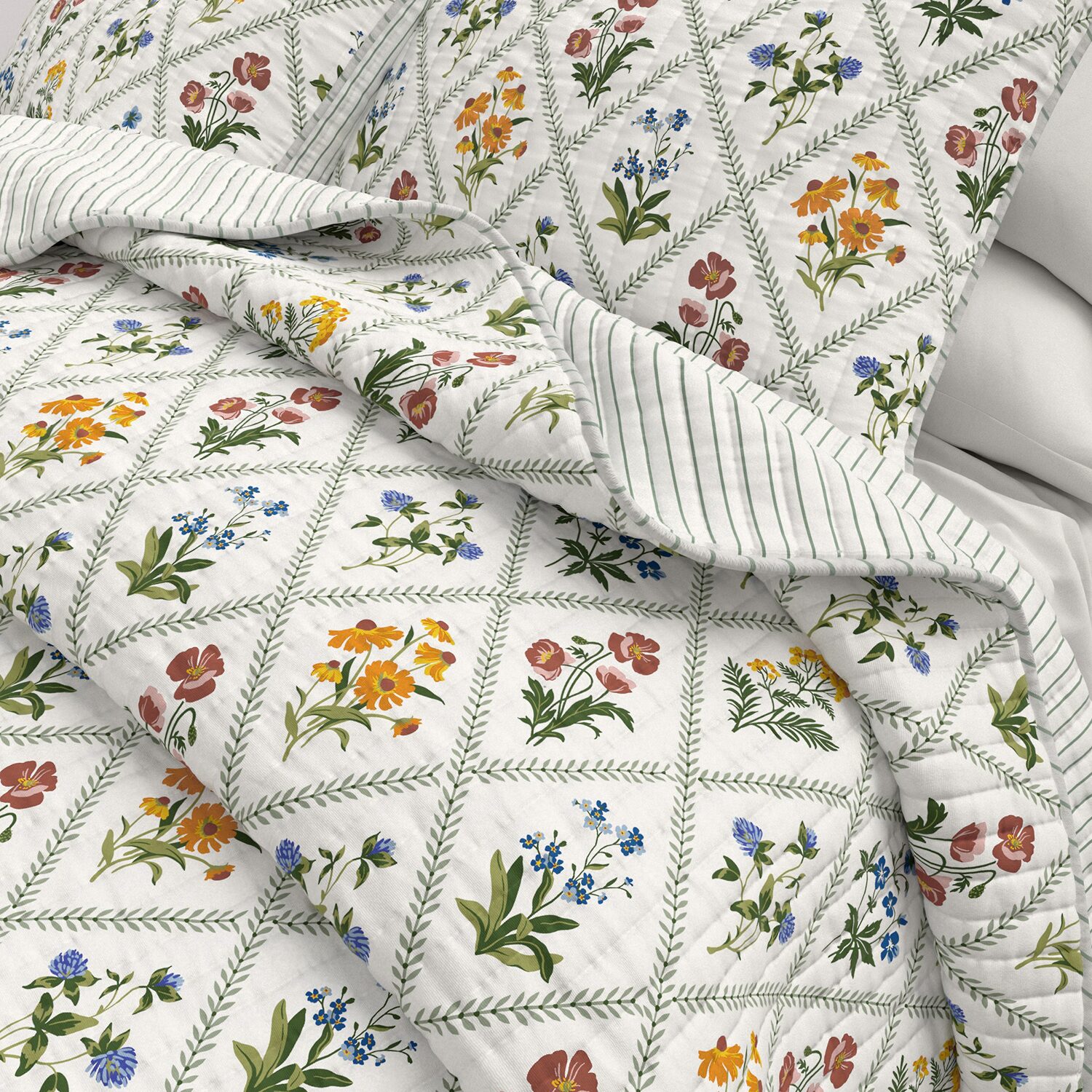 Linery Floral Lattice Reversible Quilt Set