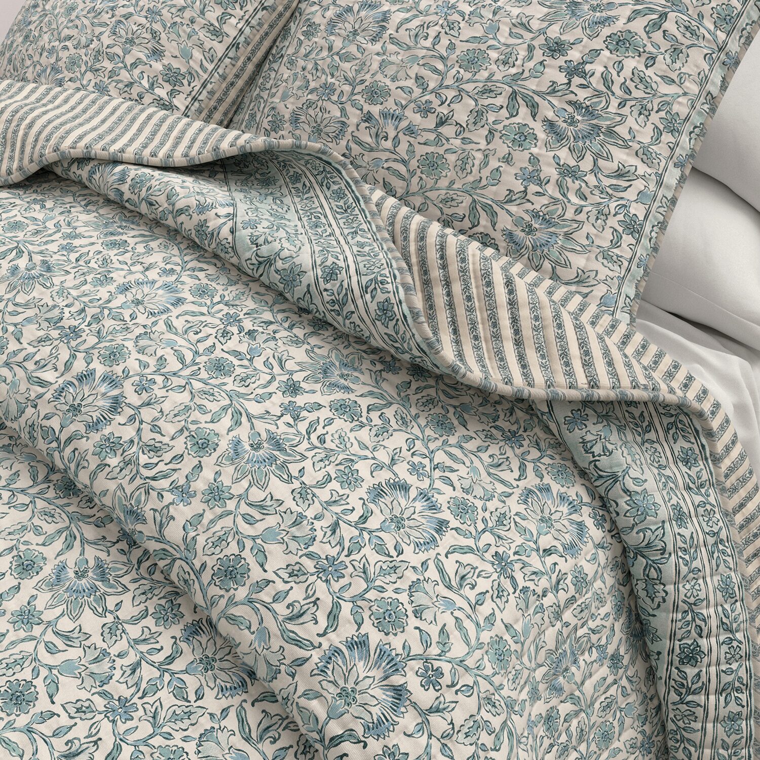Linery Blue Border Floral Reversible Quilt Set