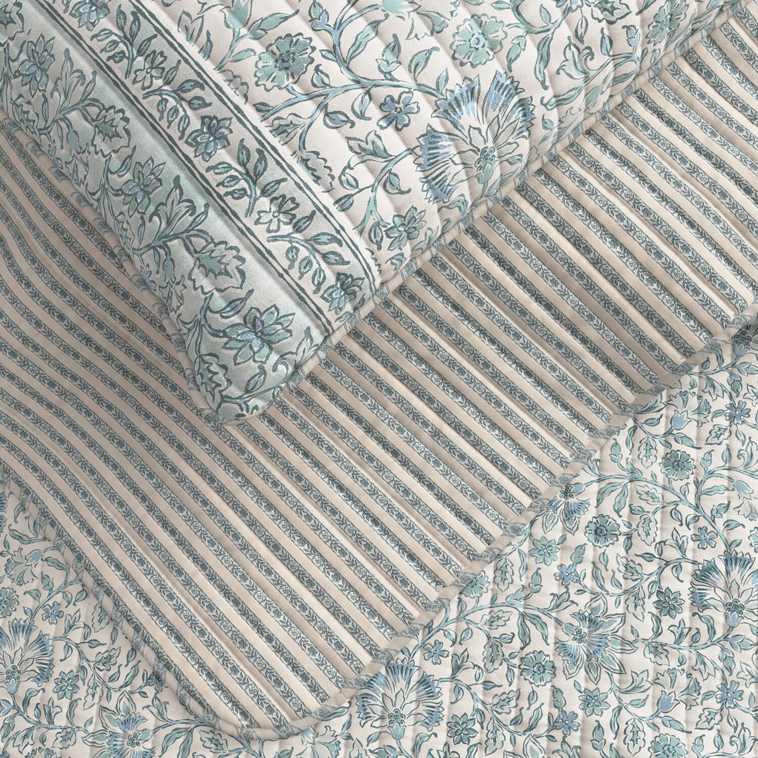 Linery Blue Border Floral Reversible Quilt Set