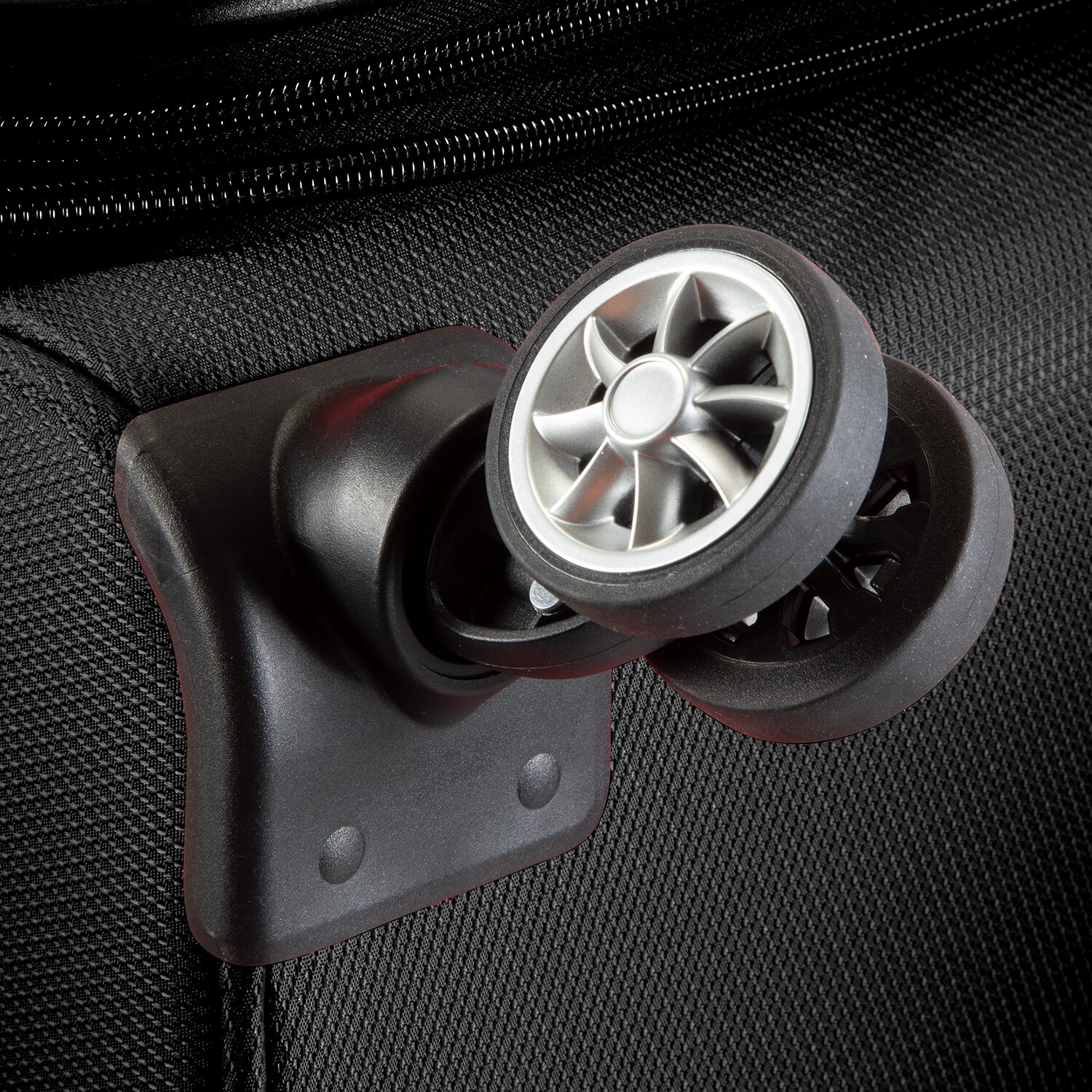 Skyway Everett 2.0 28 Inch Softside Checked Spinner Luggage