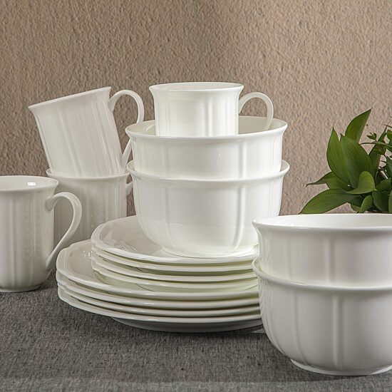 Gibson Bavaria 16-pc. Bone China Dinnerware Set