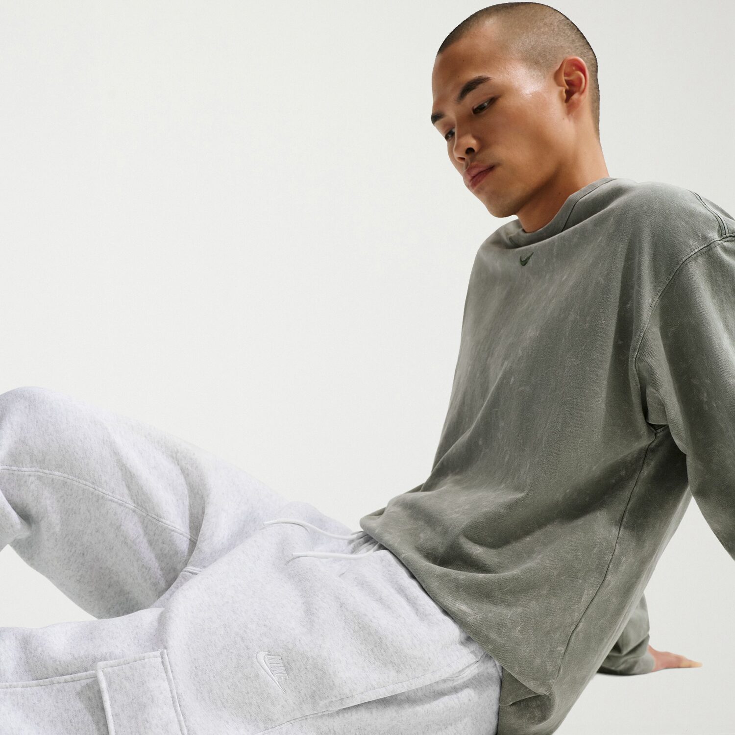 Nike Sweatpantsfleece Mens Cuffed Mid Rise Regular Fit Active Cargo Pant